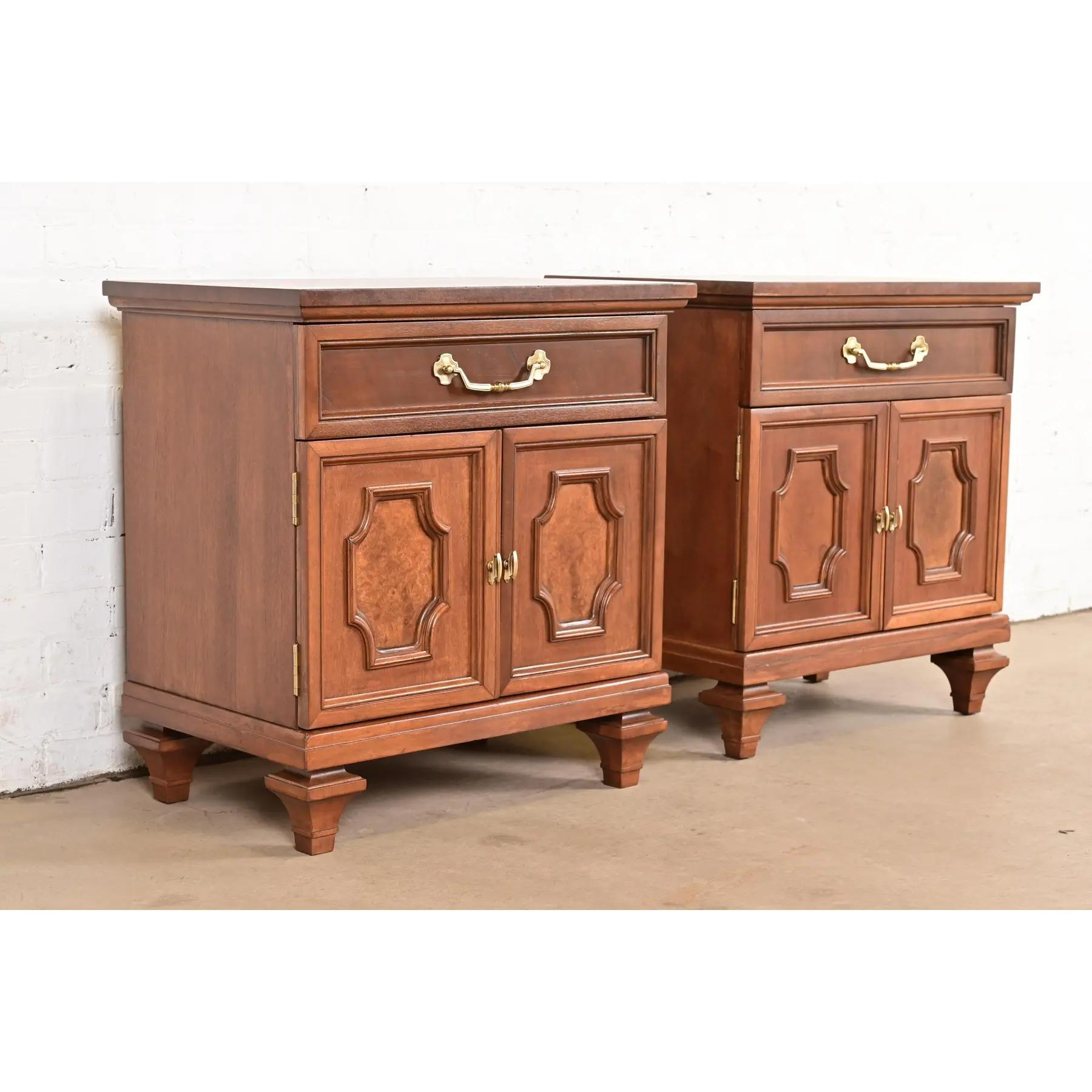 Milieu du XXe siècle Paire de tables de nuit Régence française Louis XVI en acajou et bois de ronce en vente