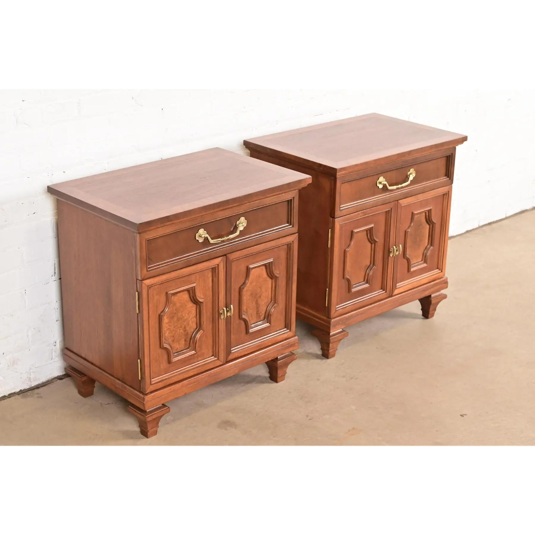 Laiton Paire de tables de nuit Régence française Louis XVI en acajou et bois de ronce en vente