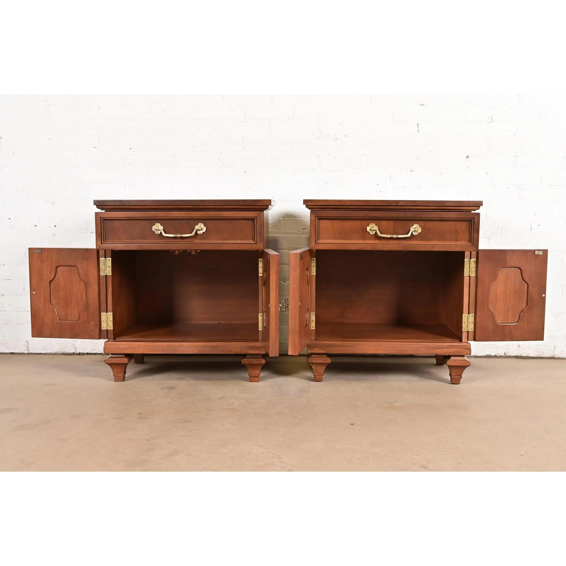 Paire de tables de nuit Régence française Louis XVI en acajou et bois de ronce en vente 1