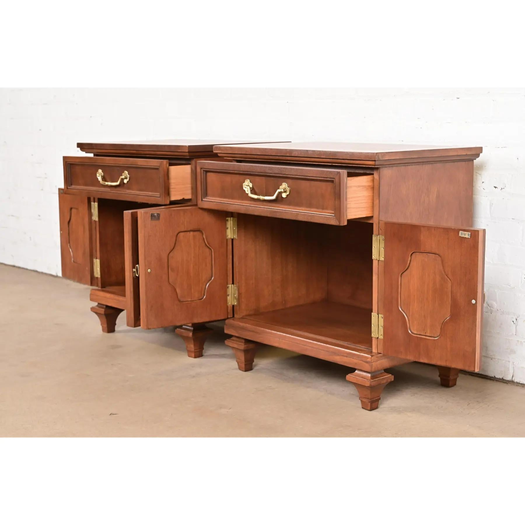 Paire de tables de nuit Régence française Louis XVI en acajou et bois de ronce en vente 2