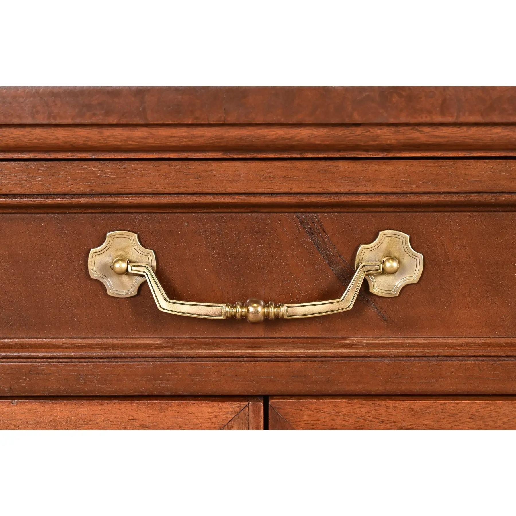 Paire de tables de nuit Régence française Louis XVI en acajou et bois de ronce en vente 3