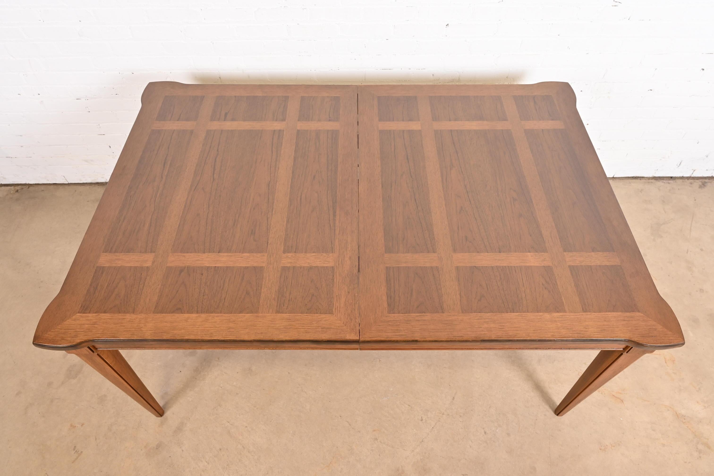 Thomasville Table de salle à manger Louis XVI Régence française en bois de pécan, refini en vente 4