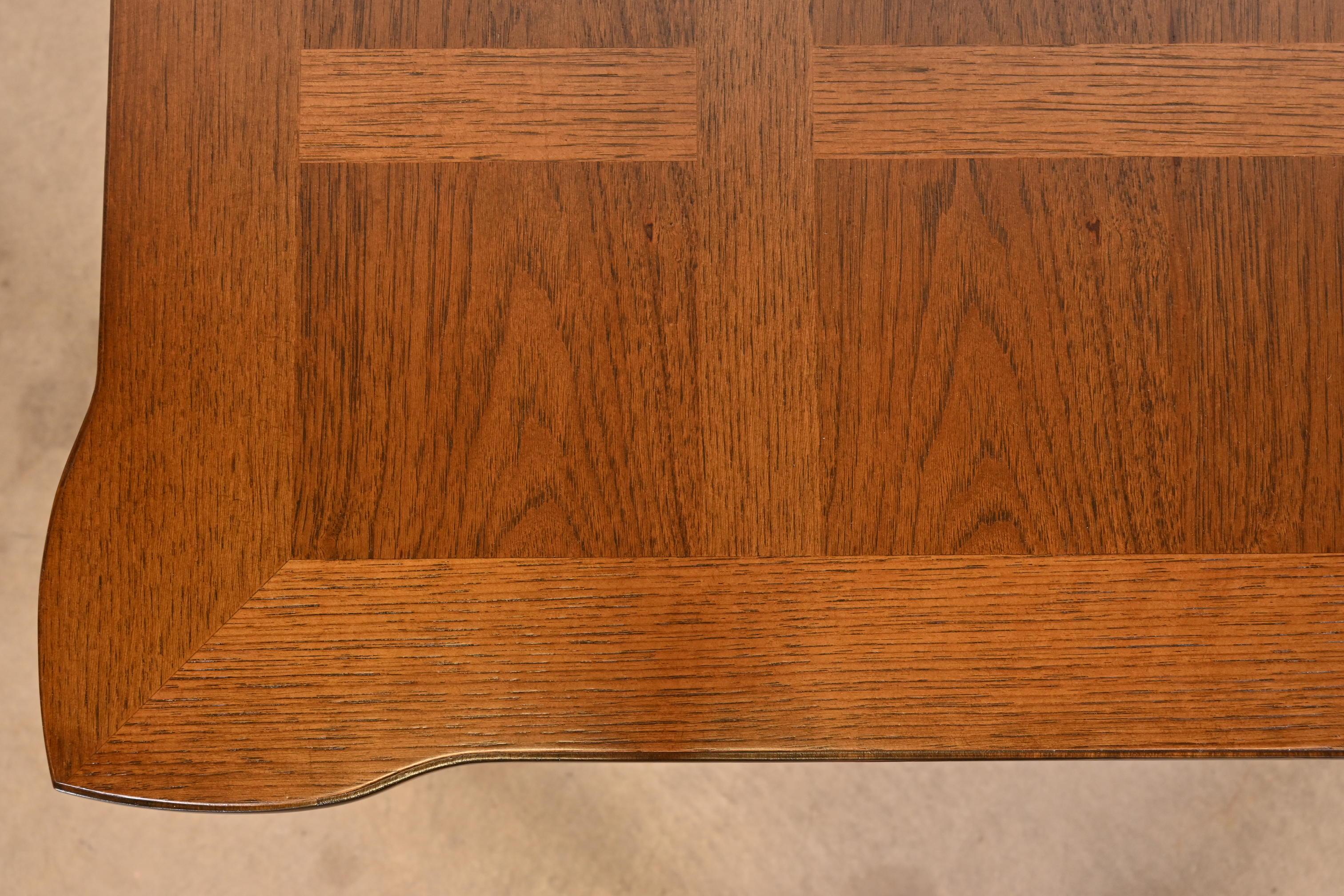 Thomasville Table de salle à manger Louis XVI Régence française en bois de pécan, refini en vente 5