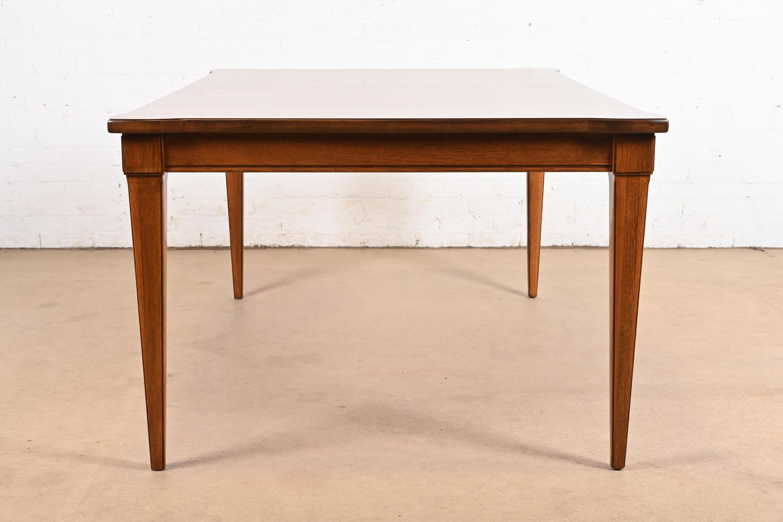 Thomasville Table de salle à manger Louis XVI Régence française en bois de pécan, refini en vente 6