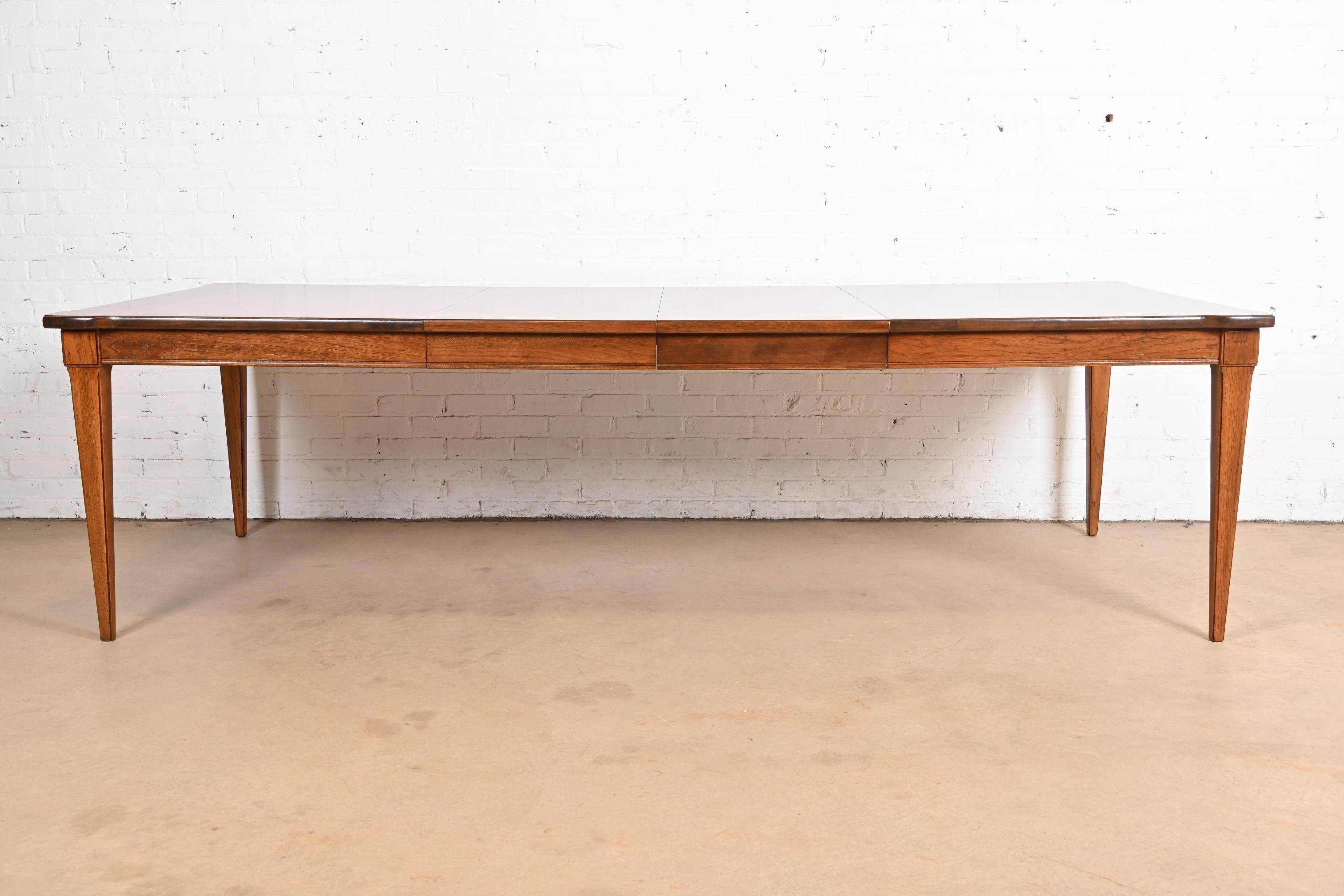 Thomasville Table de salle à manger Louis XVI Régence française en bois de pécan, refini Bon état - En vente à South Bend, IN