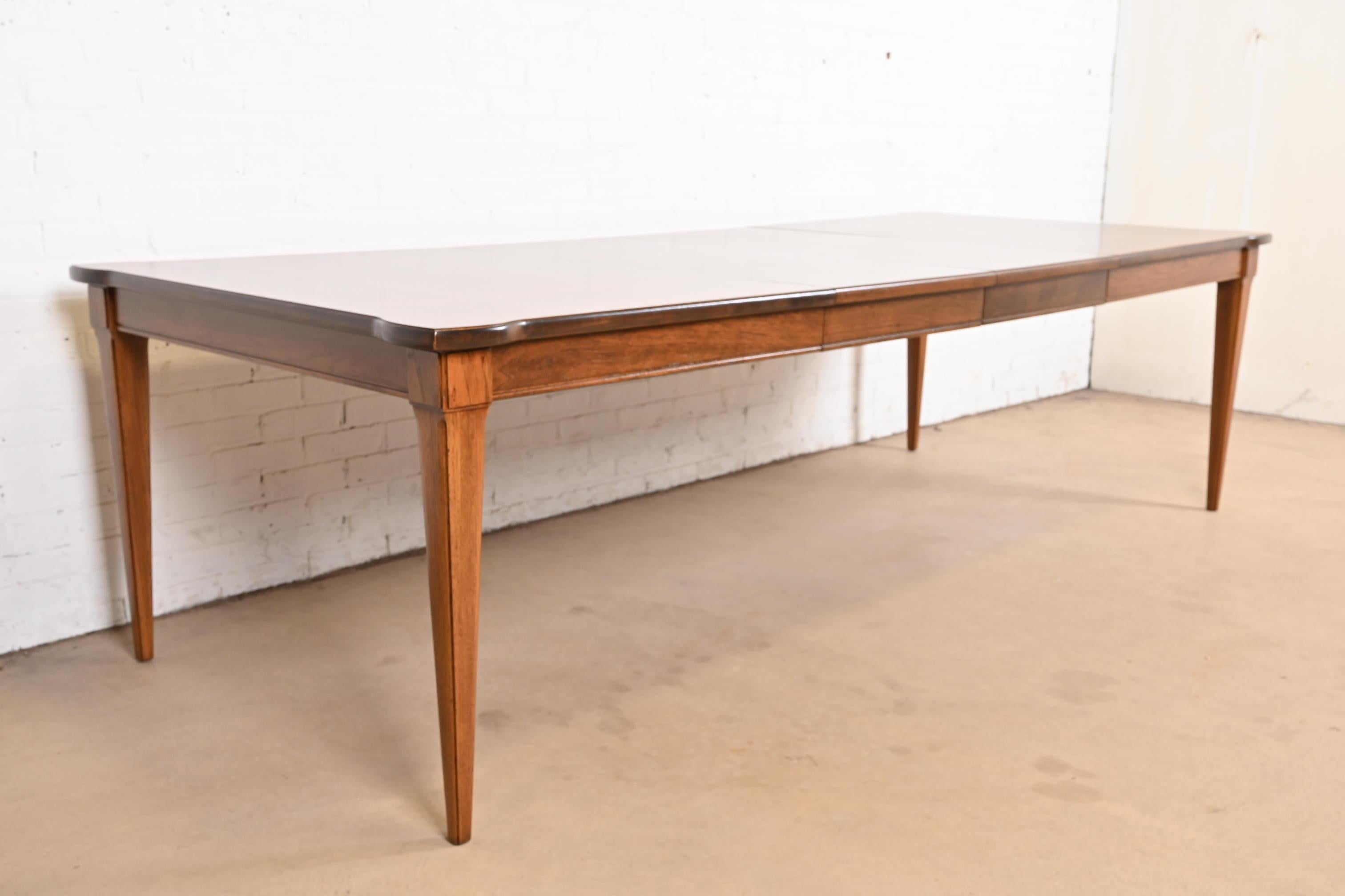 Milieu du XXe siècle Thomasville Table de salle à manger Louis XVI Régence française en bois de pécan, refini en vente
