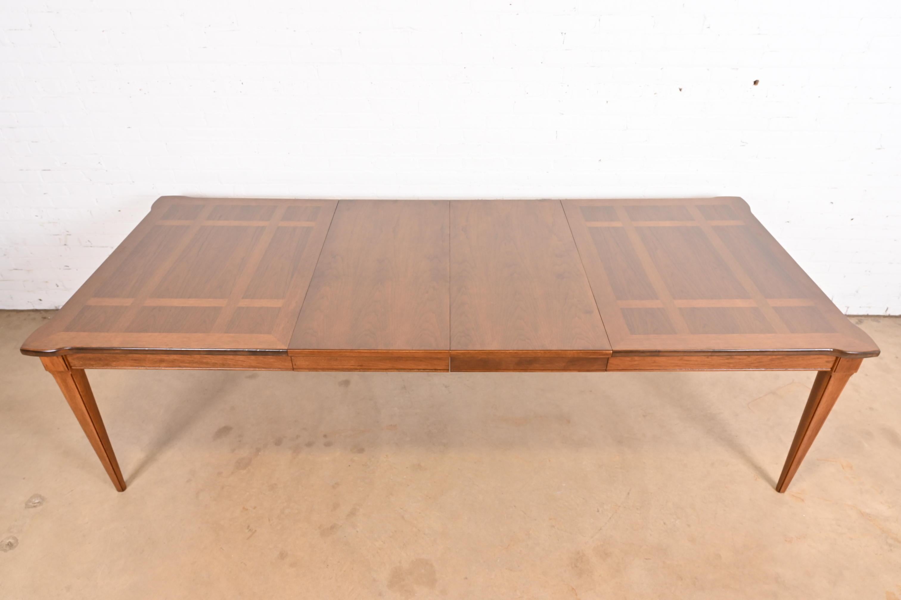 Bois Thomasville Table de salle à manger Louis XVI Régence française en bois de pécan, refini en vente