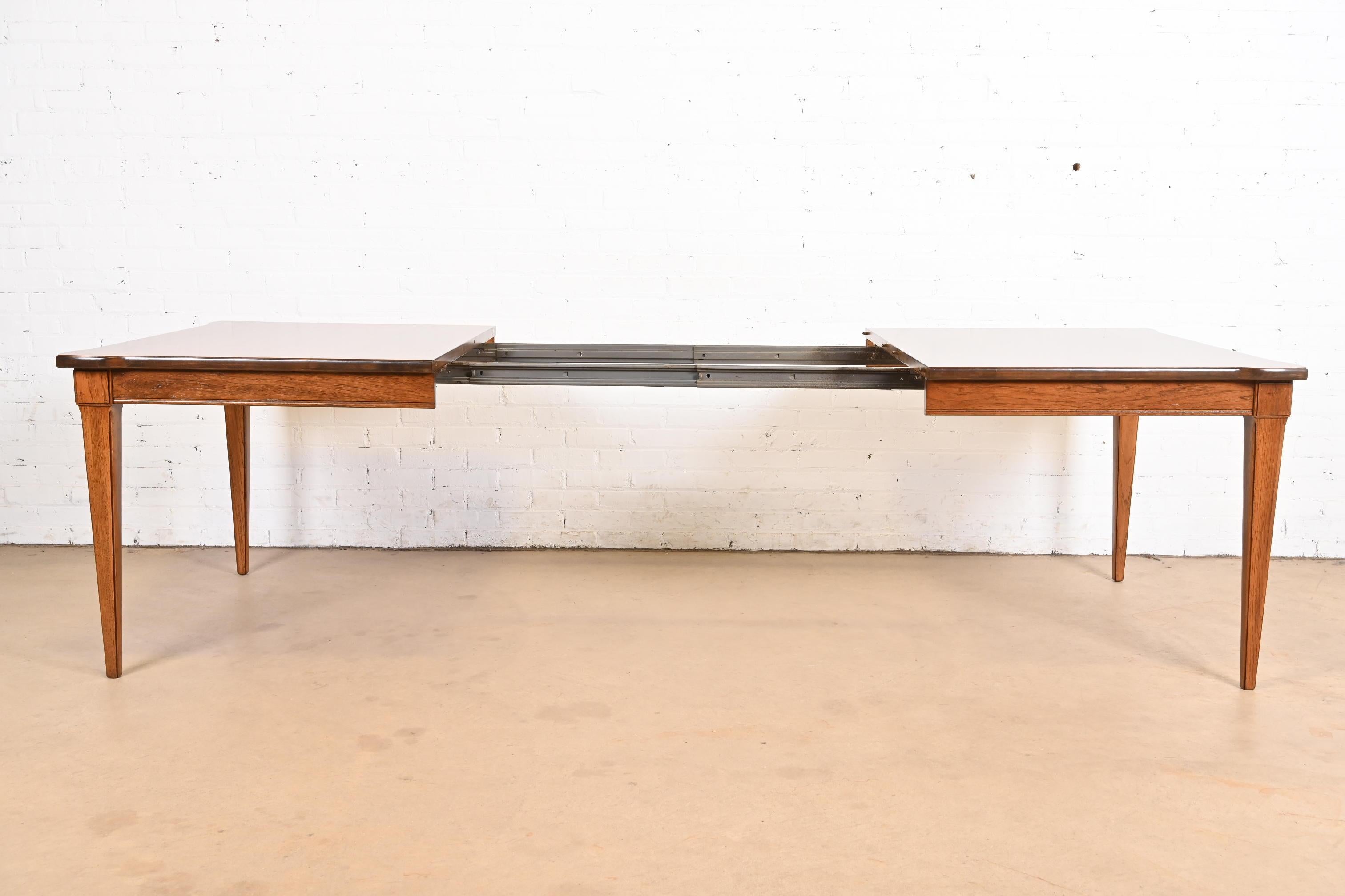 Thomasville Table de salle à manger Louis XVI Régence française en bois de pécan, refini en vente 1