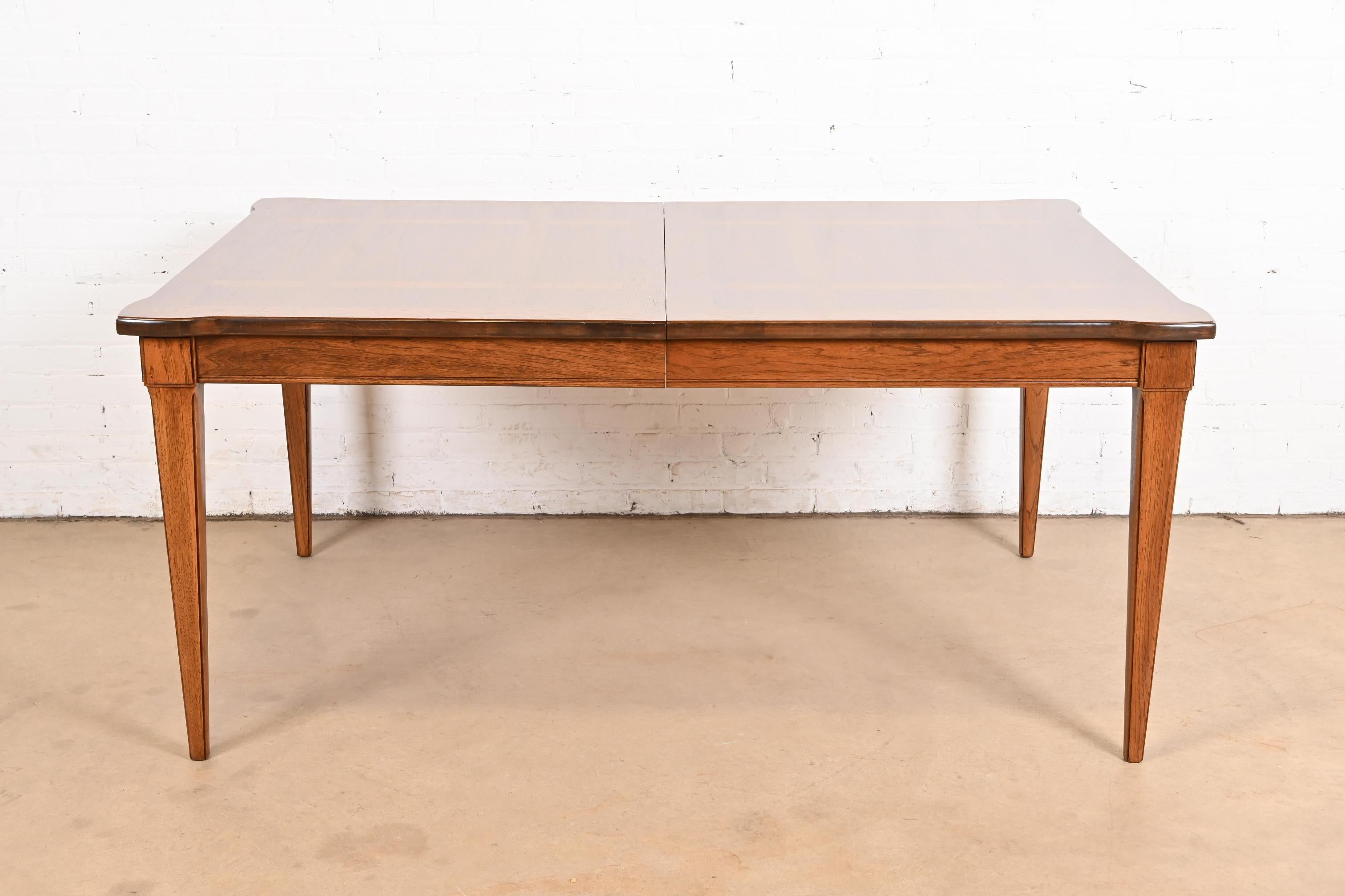Thomasville Table de salle à manger Louis XVI Régence française en bois de pécan, refini en vente 2