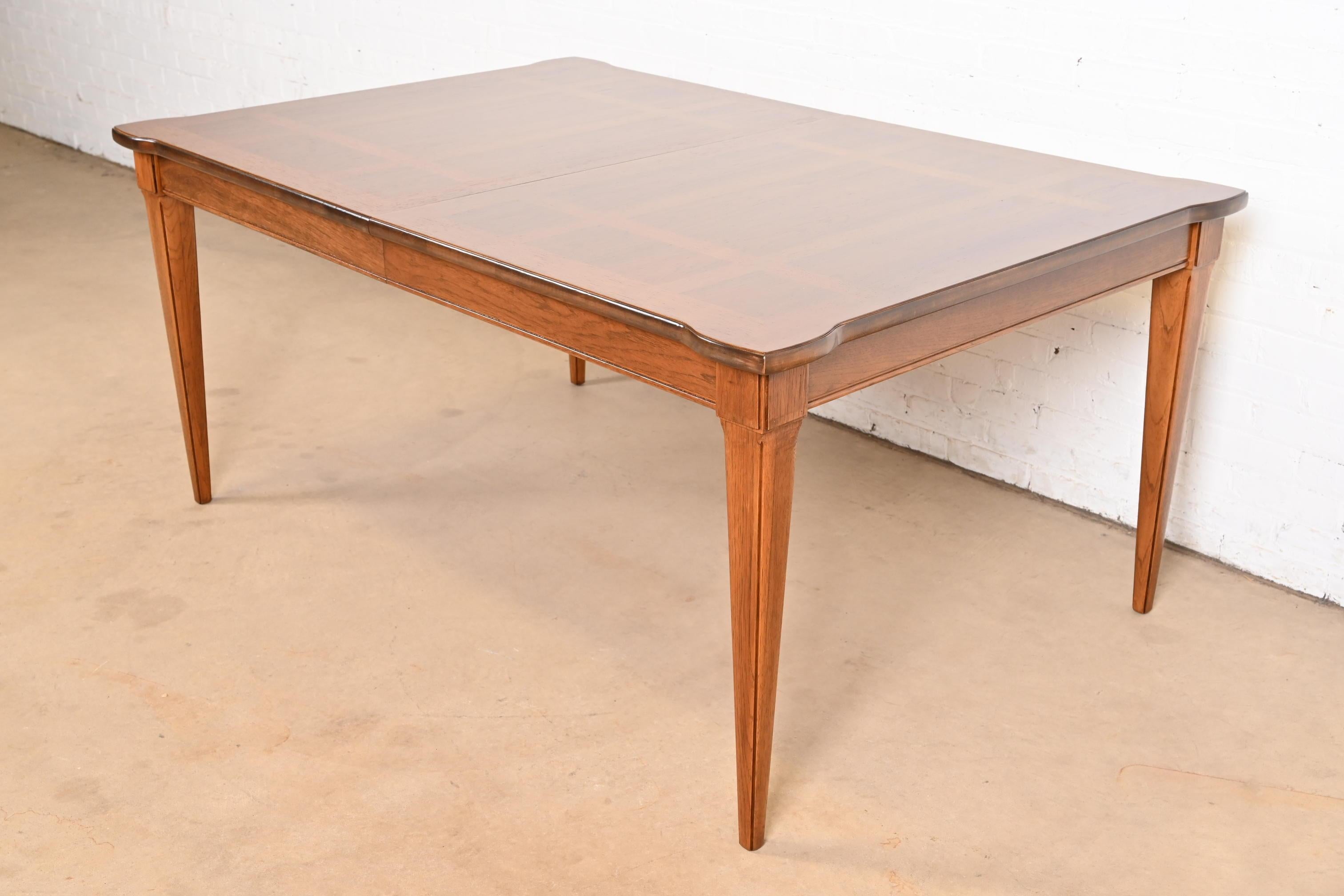 Thomasville Table de salle à manger Louis XVI Régence française en bois de pécan, refini en vente 3