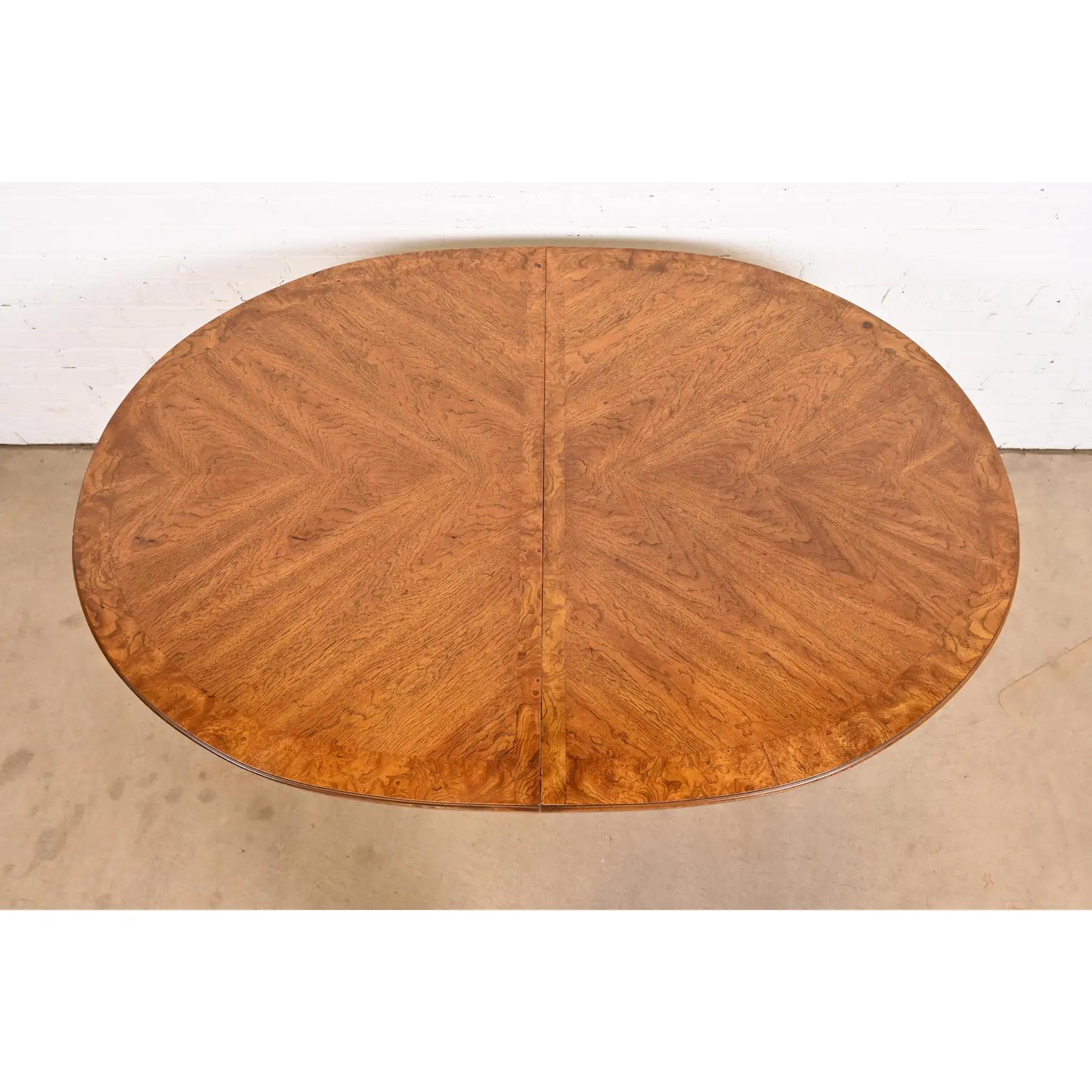 Table de salle à manger à rallonge Louis XVI Régence française en noyer et bois de ronce en vente 4