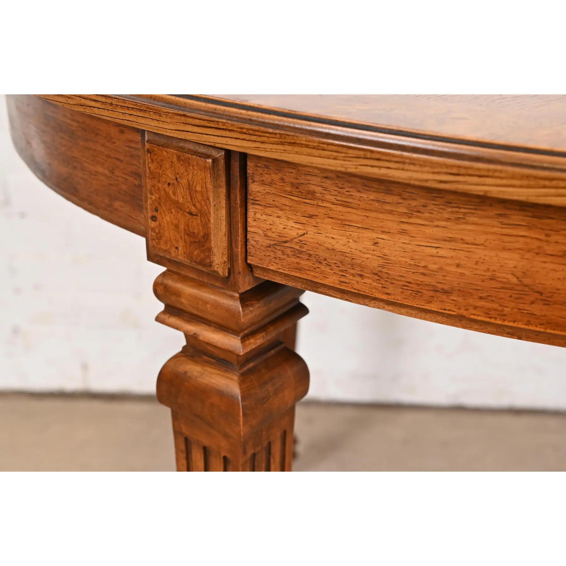 Table de salle à manger à rallonge Louis XVI Régence française en noyer et bois de ronce en vente 5