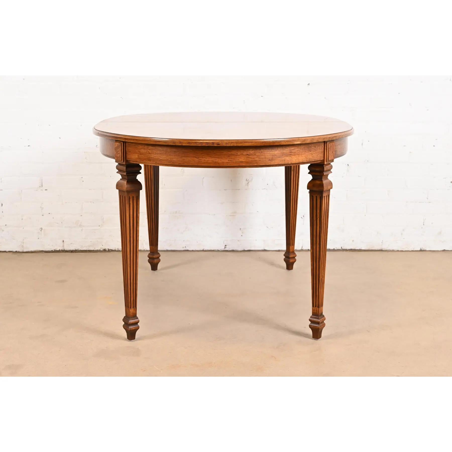 Table de salle à manger à rallonge Louis XVI Régence française en noyer et bois de ronce en vente 6