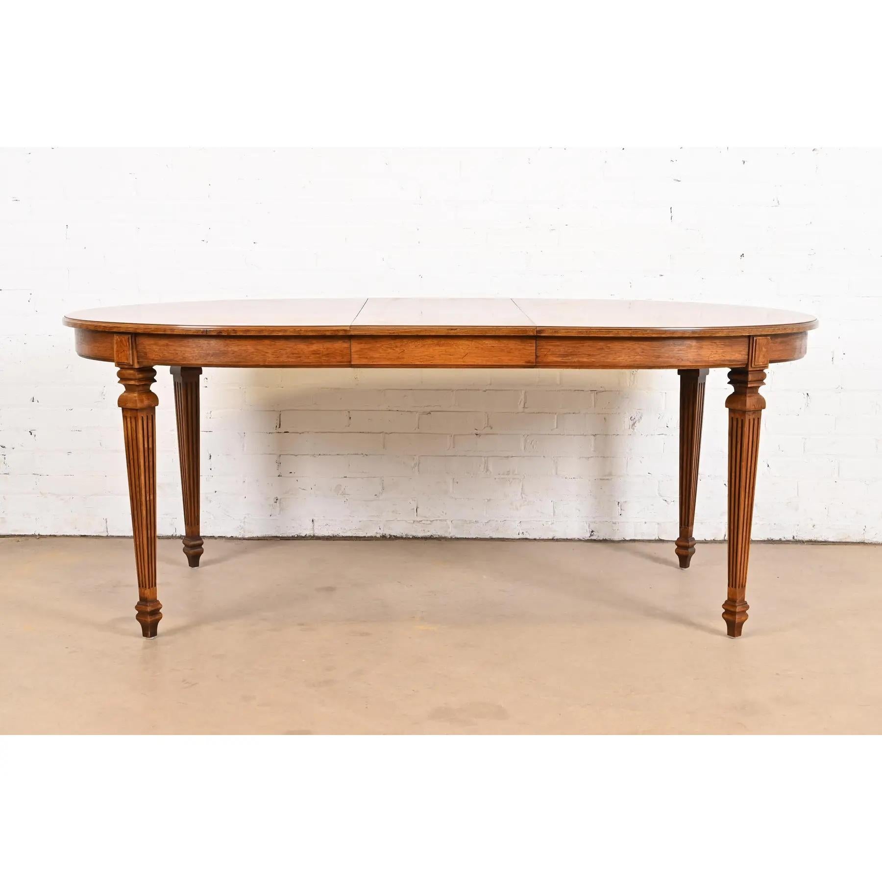Magnifique table de salle à manger à rallonge de style Louis XVI de la Régence française

Par Thomasville

USA, Circa 1960

En noyer sculpté, avec un magnifique plateau en noyer assorti au livre et un bandeau en ronce de bois.

Dimensions : 58 