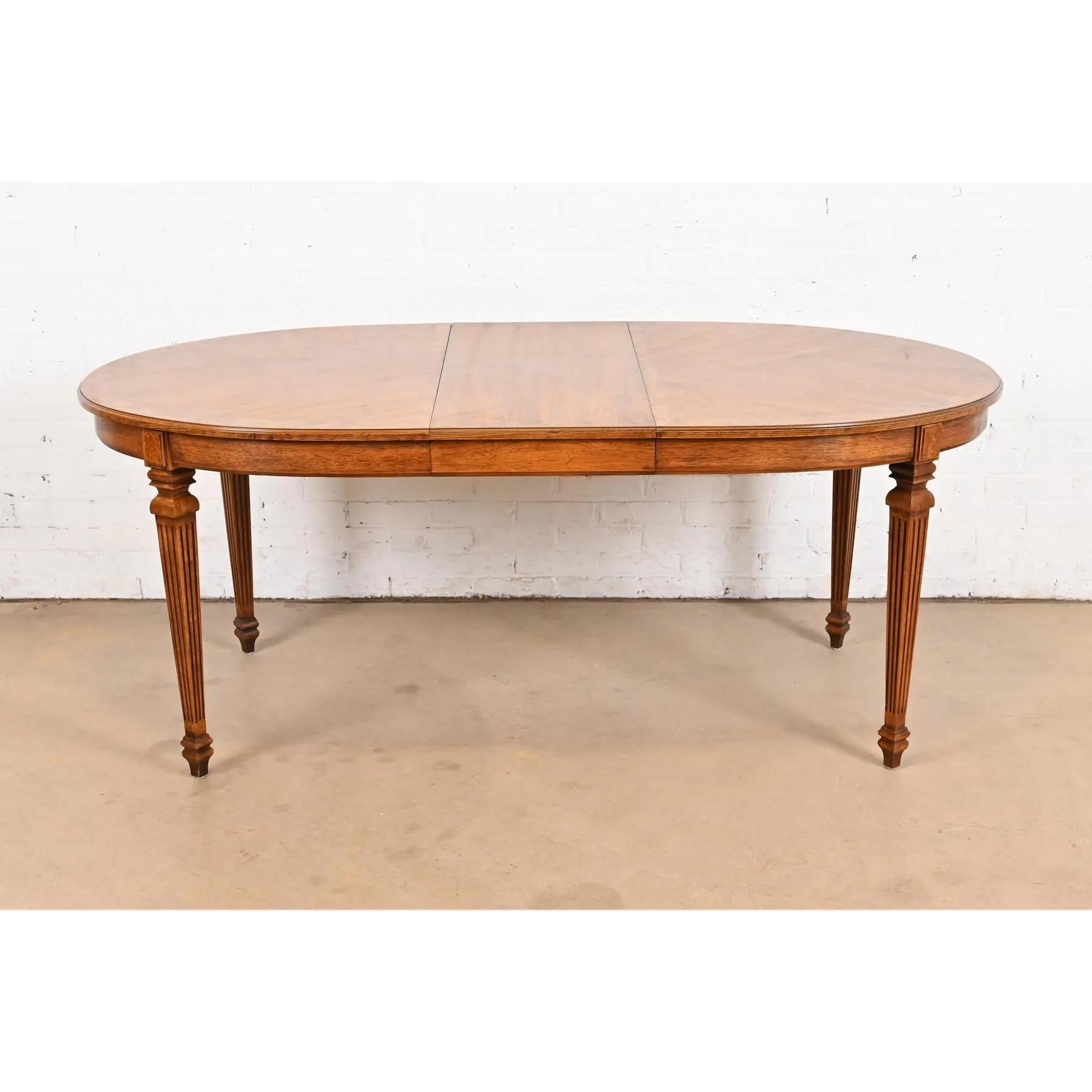 Américain Table de salle à manger à rallonge Louis XVI Régence française en noyer et bois de ronce en vente