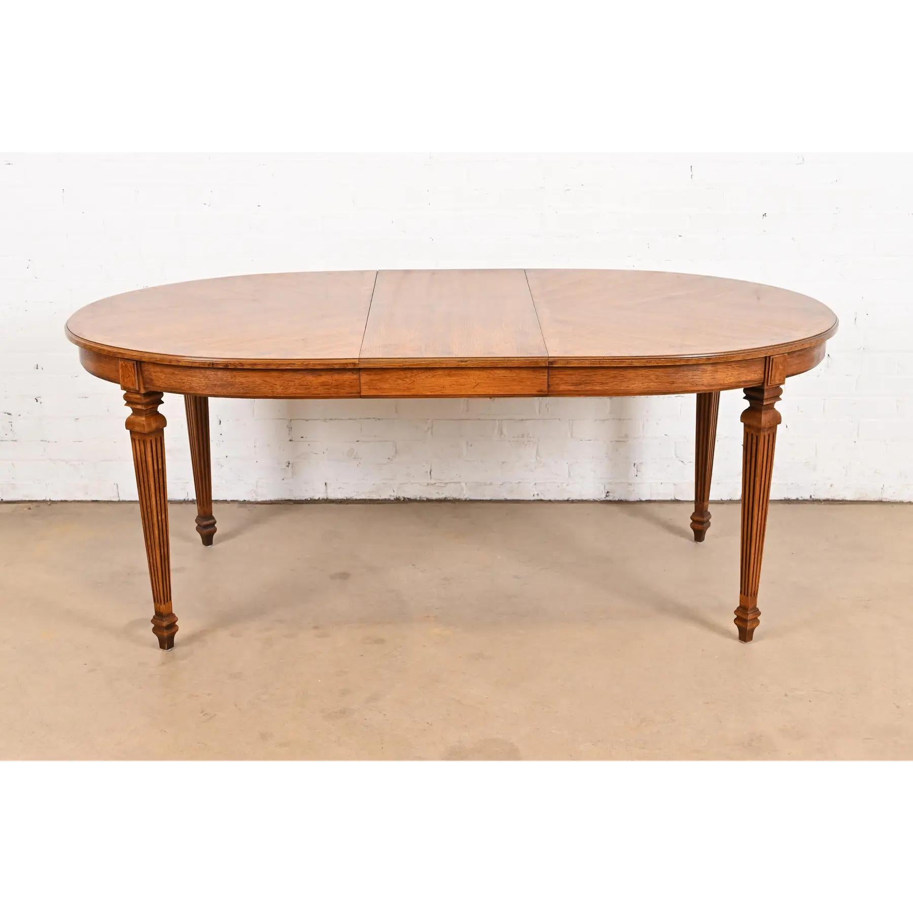 Table de salle à manger à rallonge Louis XVI Régence française en noyer et bois de ronce Bon état - En vente à South Bend, IN