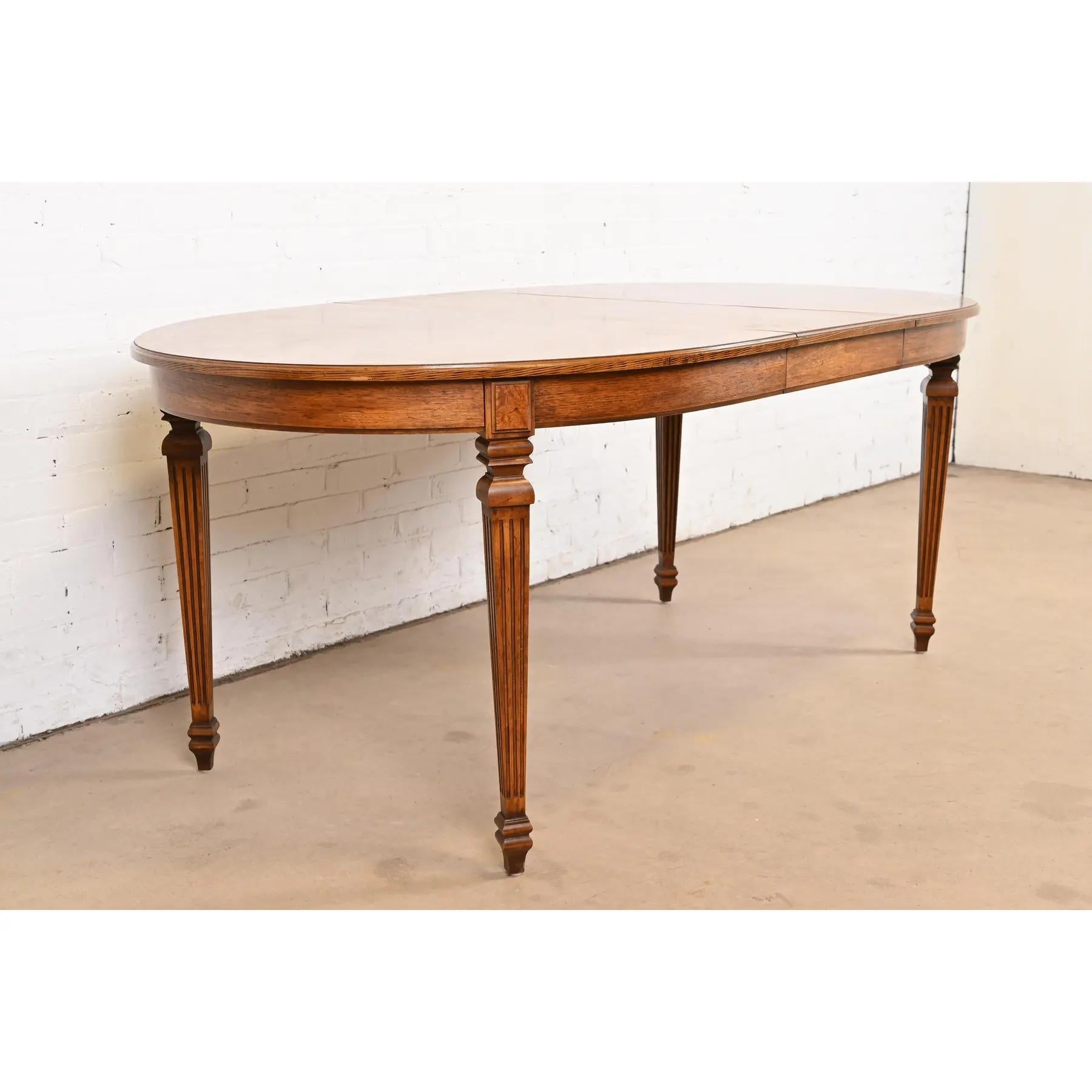 Milieu du XXe siècle Table de salle à manger à rallonge Louis XVI Régence française en noyer et bois de ronce en vente