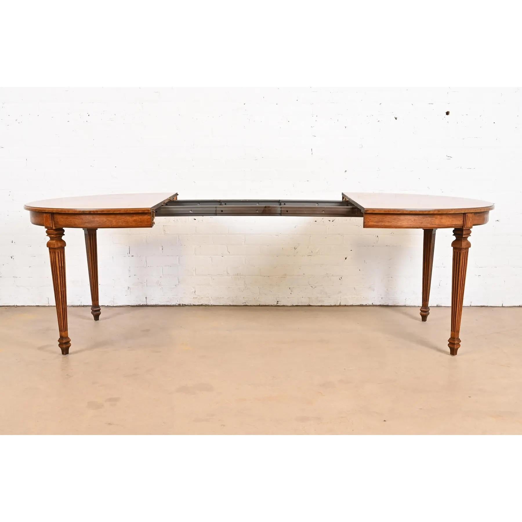 Milieu du XXe siècle Table de salle à manger à rallonge Louis XVI Régence française en noyer et bois de ronce en vente