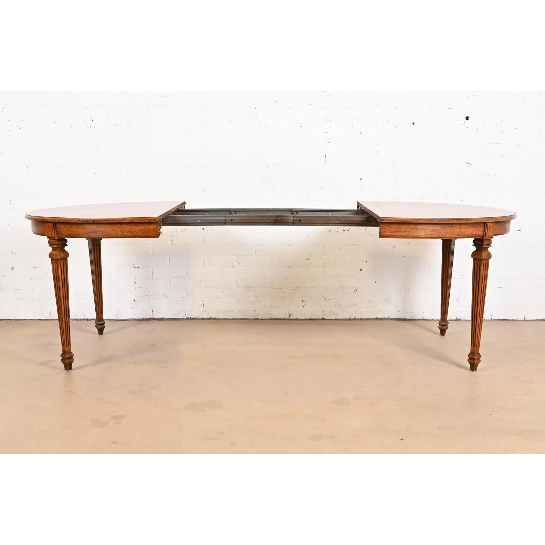 Noyer Table de salle à manger à rallonge Louis XVI Régence française en noyer et bois de ronce en vente