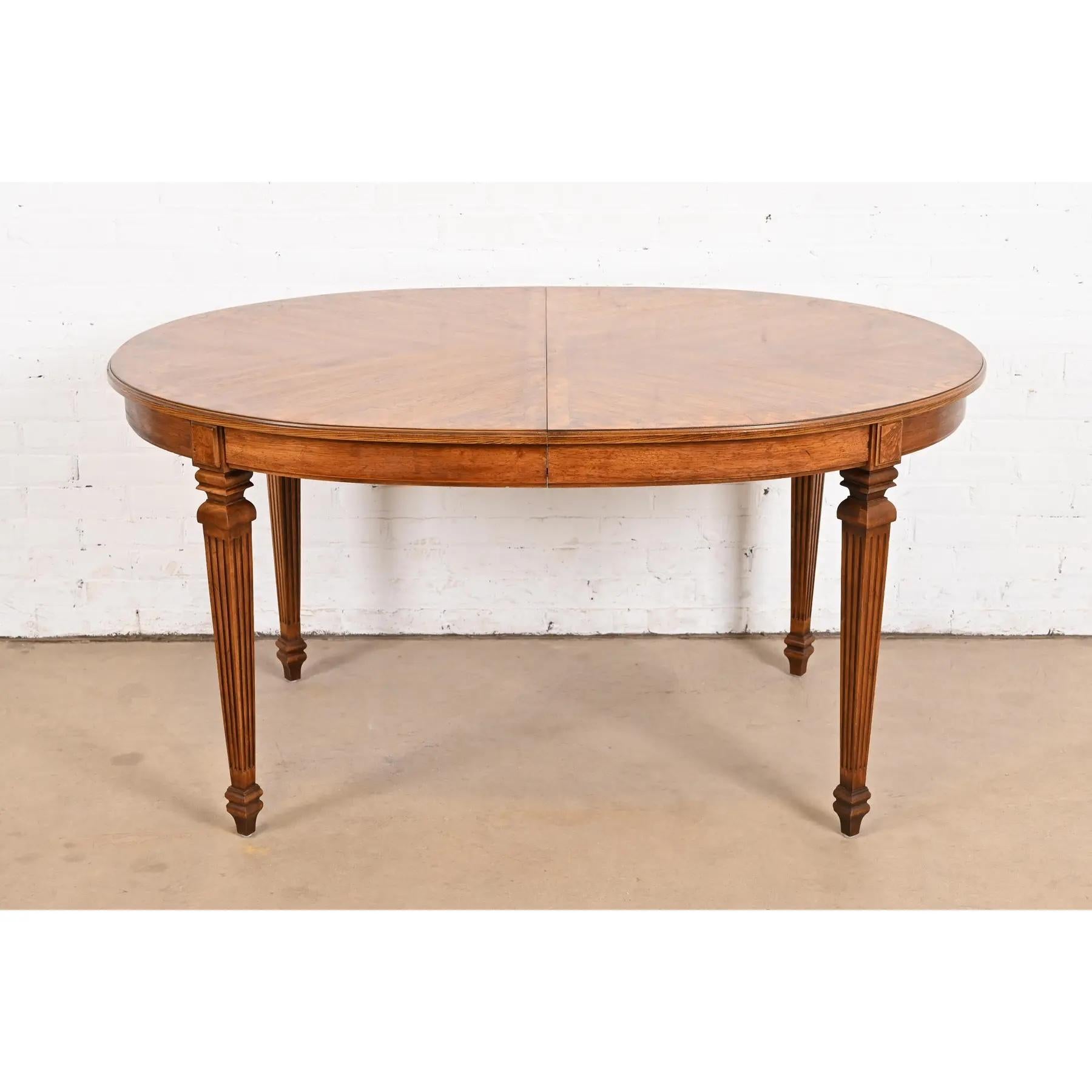 Noyer Table de salle à manger à rallonge Louis XVI Régence française en noyer et bois de ronce en vente