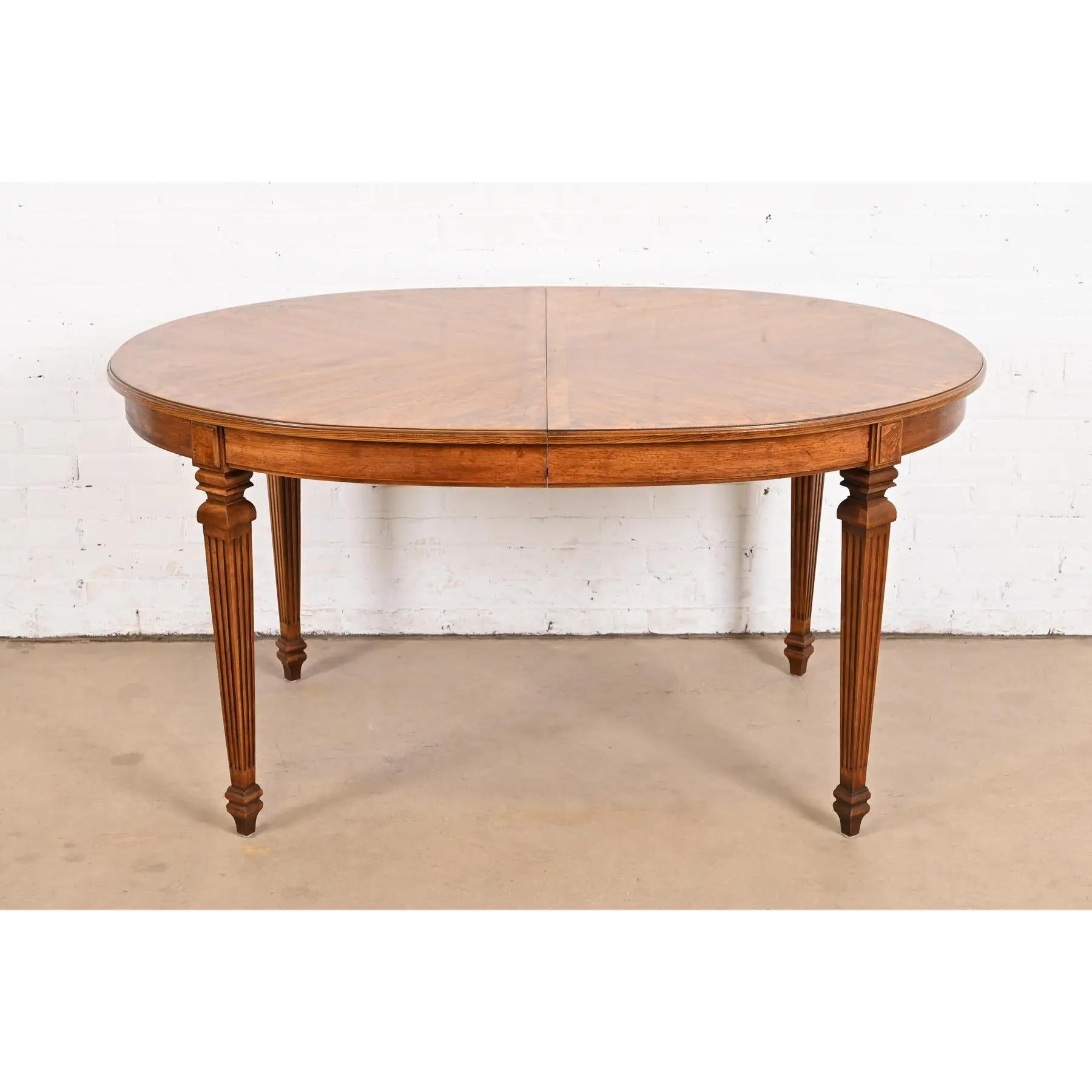 Table de salle à manger à rallonge Louis XVI Régence française en noyer et bois de ronce en vente 1