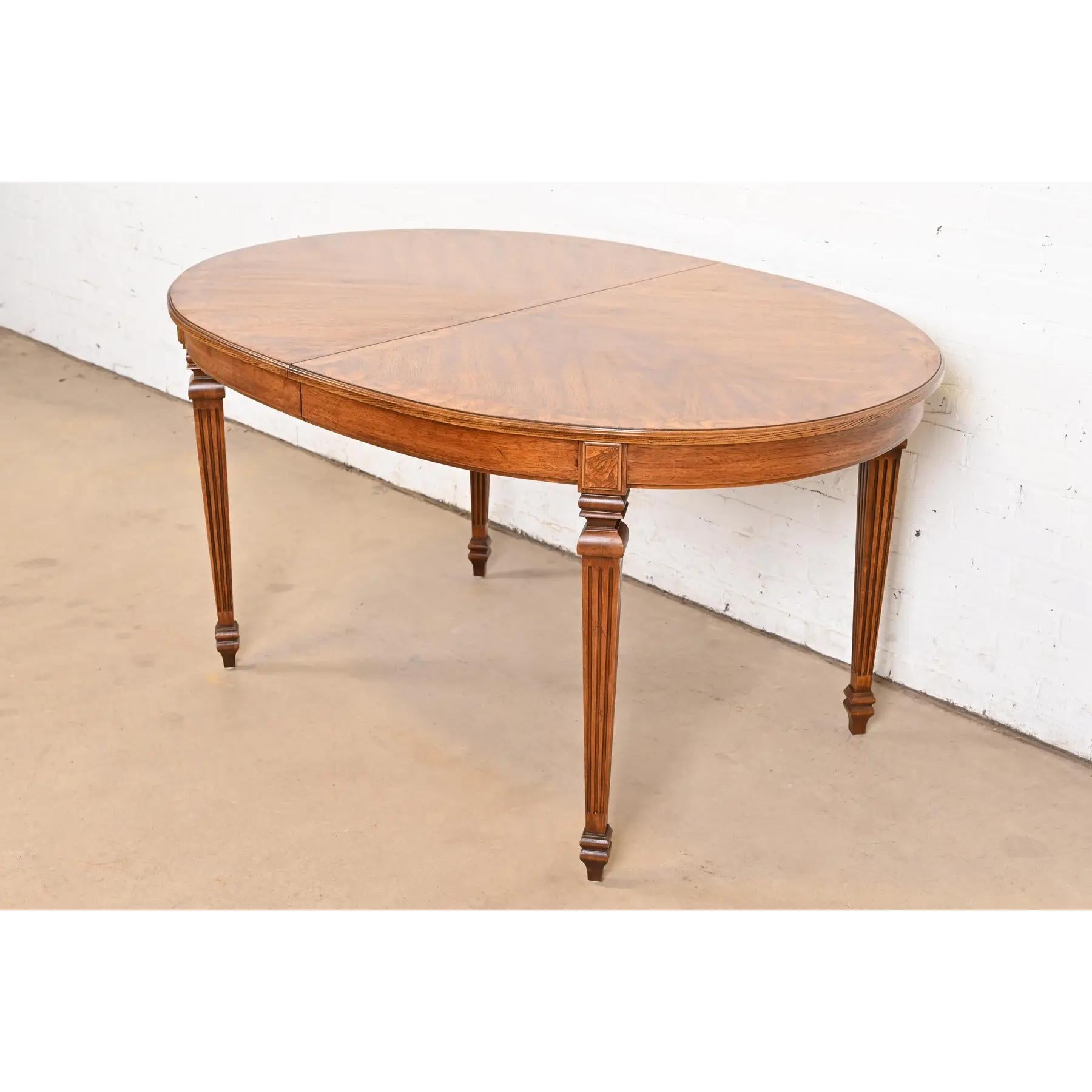 Table de salle à manger à rallonge Louis XVI Régence française en noyer et bois de ronce en vente 2