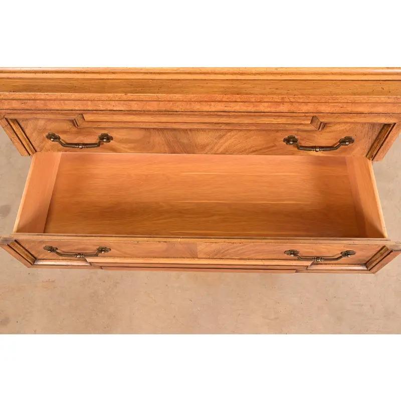 Coffre d'homme Louis XVI Régence française en noyer et bois de ronce en vente 4