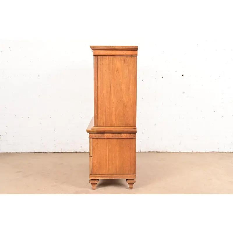 Coffre d'homme Louis XVI Régence française en noyer et bois de ronce en vente 8