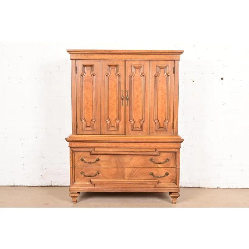 Magnifique commode pour homme de style Louis XVI de la Régence hollywoodienne ou de la Régence française du milieu du siècle.

Par Thomasville

USA, Circa 1960

Noyer sculpté et ronce de bois, avec quincaillerie en laiton d'origine.

Dimensions : 44