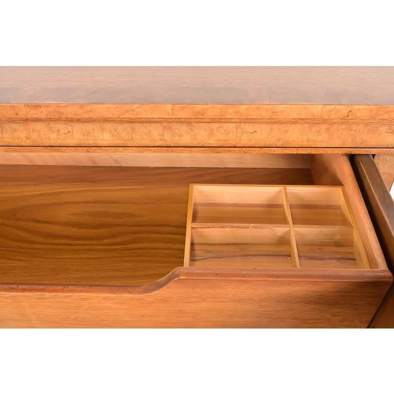 Coffre d'homme Louis XVI Régence française en noyer et bois de ronce en vente 3