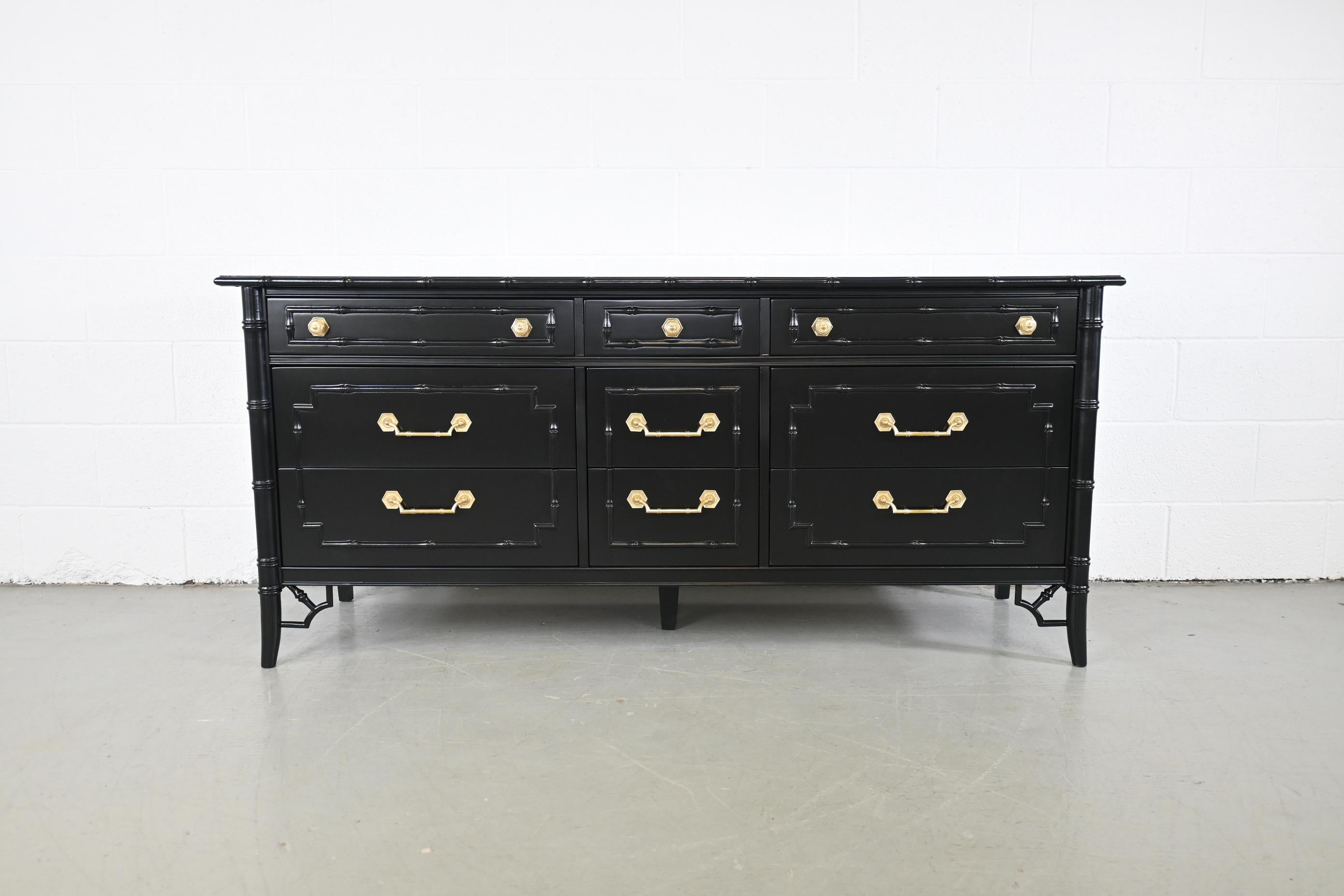 Thomasville Furniture Allegro Faux Bamboo Black Lacquered Mid Century dresser

Thomasville Furniture, USA, 1970s

65.75 Wide x 19.25 Deep x 29.5 High

Hollywood Regency style Mid-Century Modern black lacquered nine drawer dresser with brass