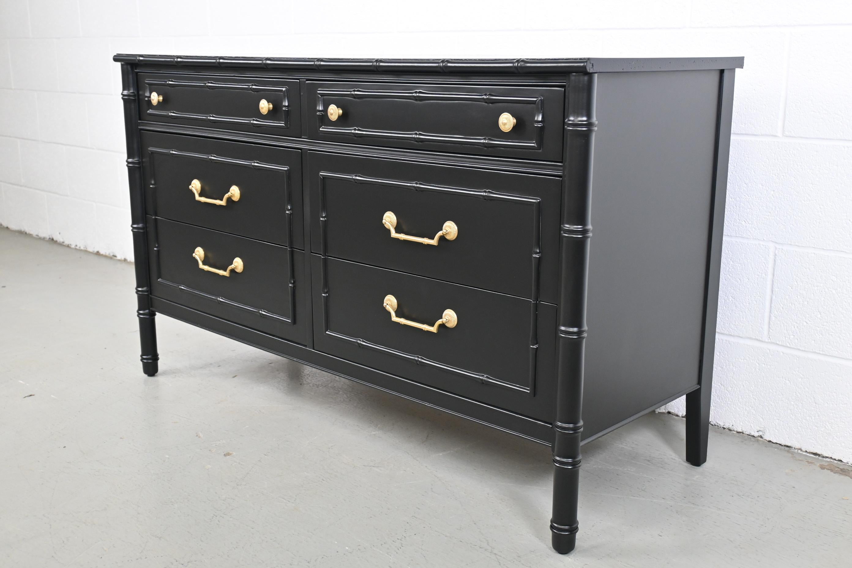 Thomasville Furniture Faux Bamboo Black Lacquered Dresser

Thomasville Furniture, USA, 1960s

Measures: 49.75 Wide x 19 Deep x 30 High

Hollywood Regency style faux bamboo black lacquered dresser with gold hardware.

Professionally