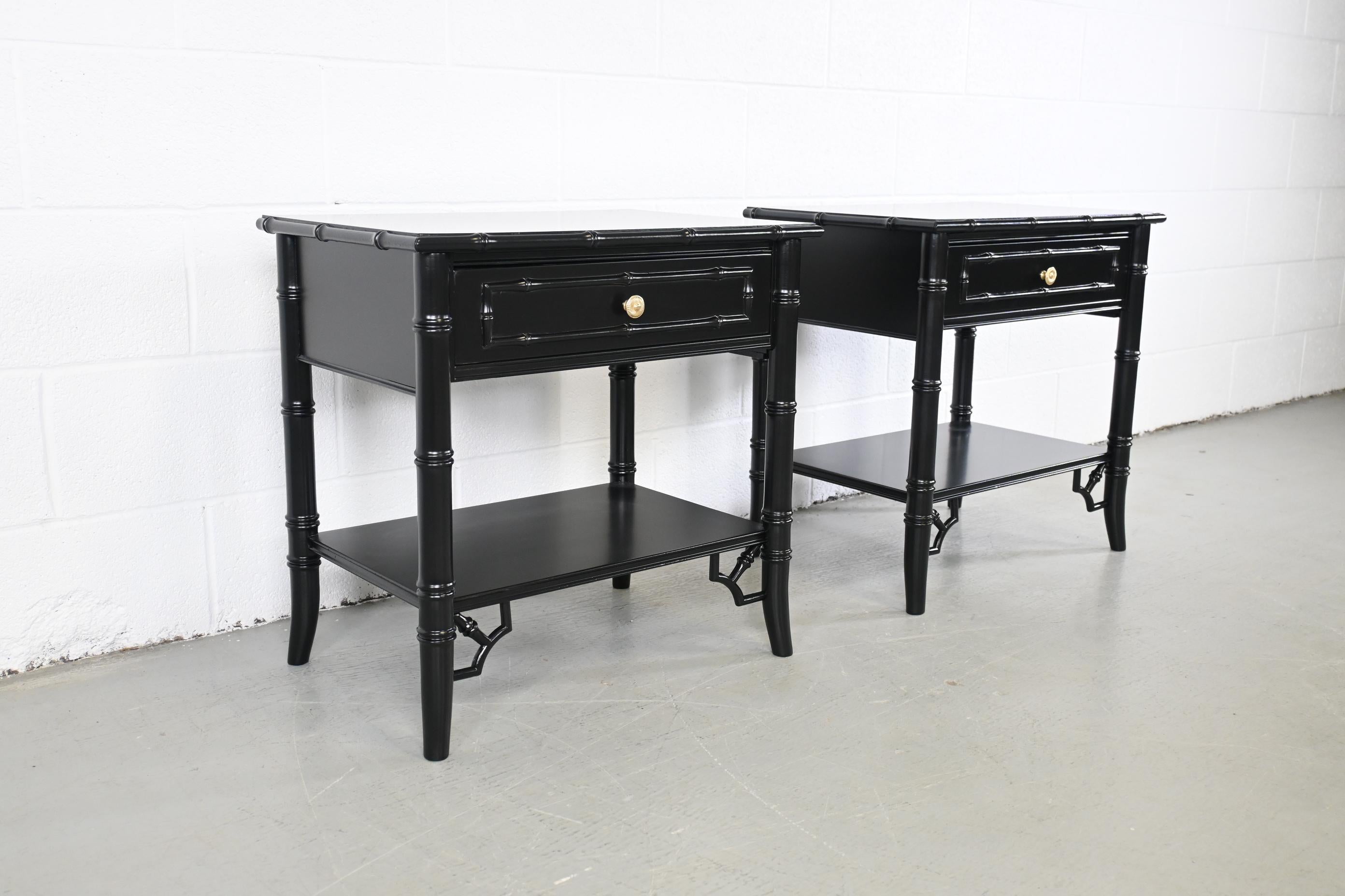Thomasville Furniture Allegro Mid Century Faux Bamboo Black Lacquered pair of nightstands

Thomasville Furniture, USA, 1970s

24.25 Wide x 16.25 Deep x 23.75 High.

Hollywood Regency style Mid-Century Modern black lacquered faux bamboo pair of