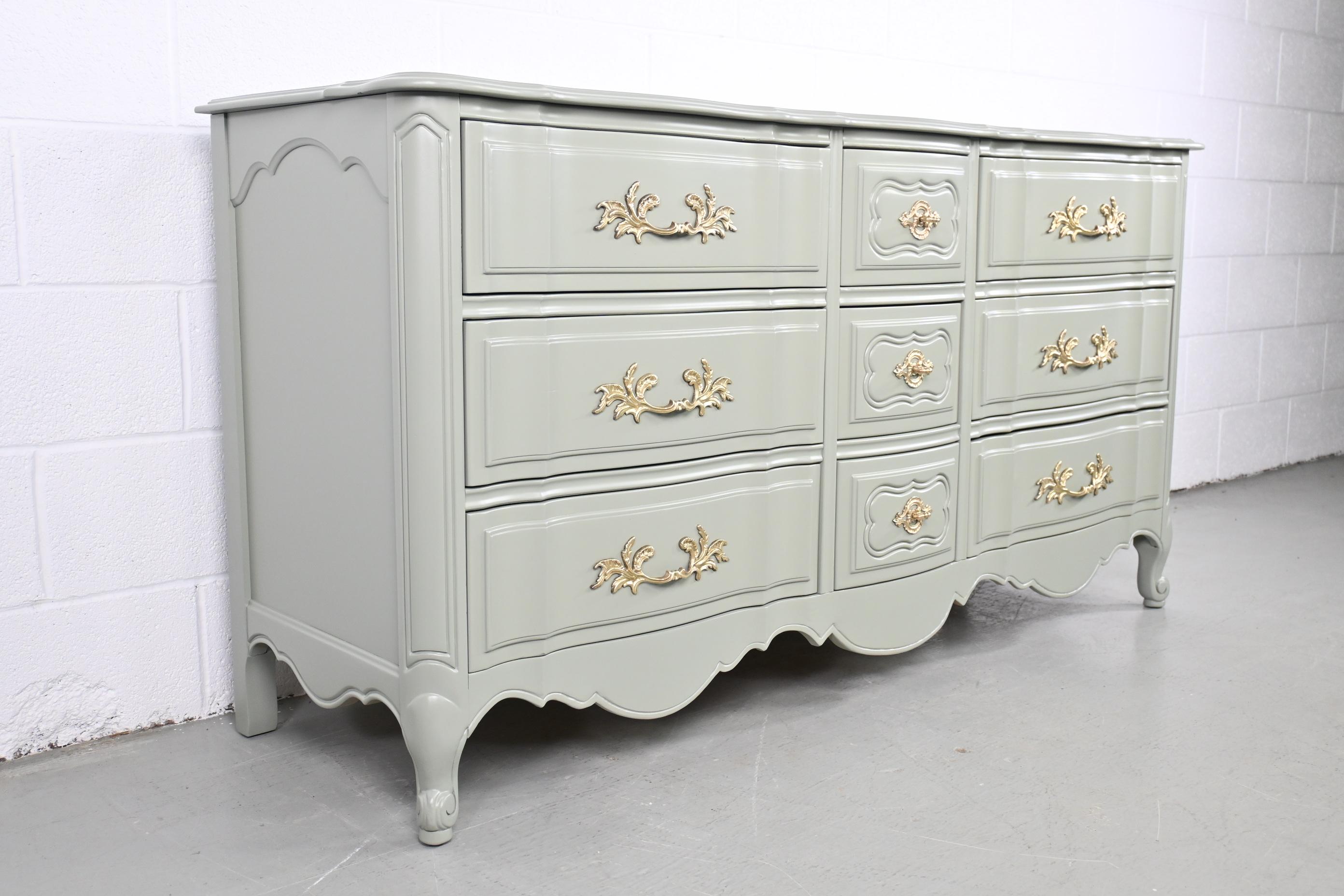 Thomasville Furniture French Provincial Light Green Nine Drawer Dresser

Thomasville Furniture, USA, 1990s

Measures: 64.5 Wide x 20.75 Deep x 33 High.

French provincial style nine drawer dresser refinished in Sherwin Williams' 