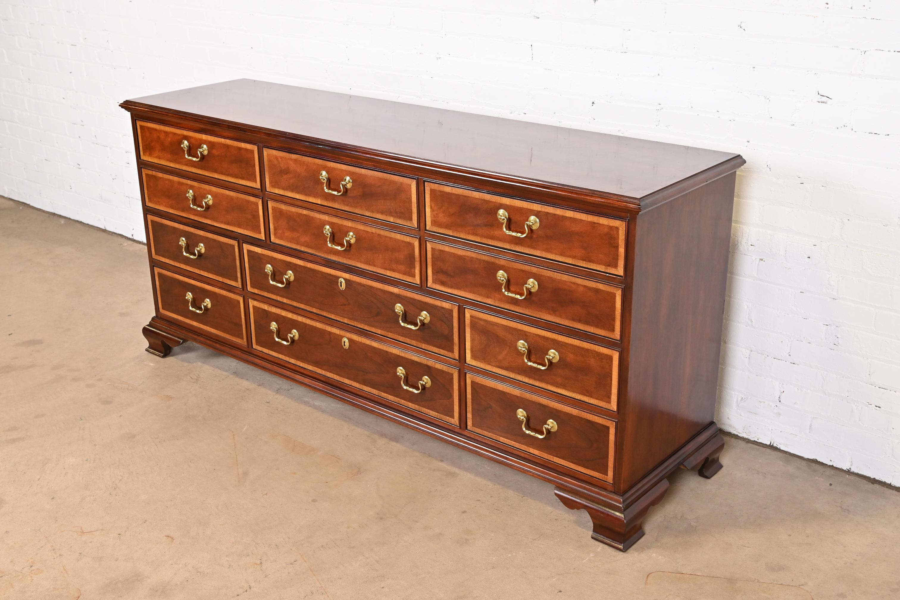 Thomasville Georgian Banded Mahogany Twelve-Drawer Bureau In Good Condition In South Bend, IN