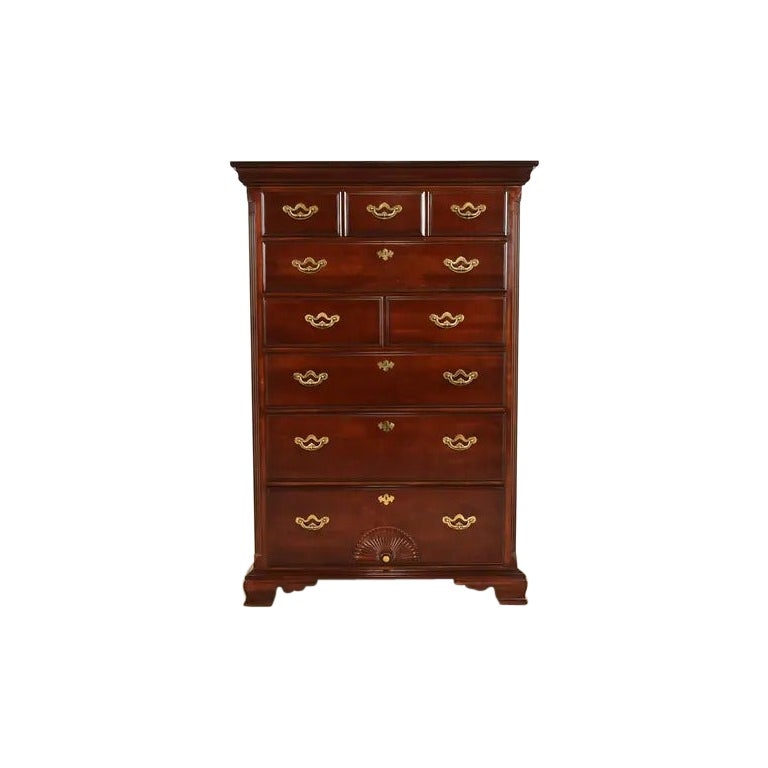 Commode haute en cerisier sculpté de style géorgien de Thomasville, vers les années 1980