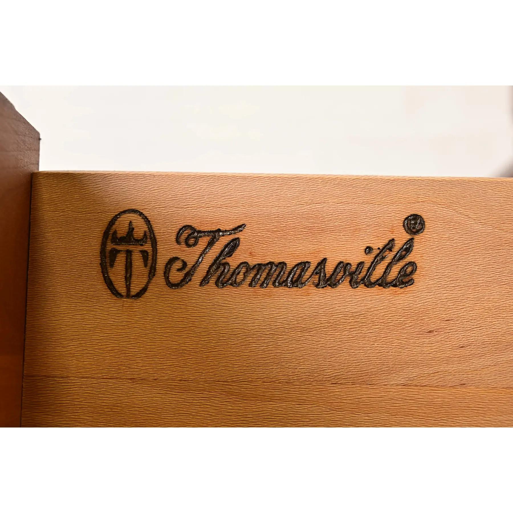 Thomasville Libreria a muro in legno di ciliegio intagliato e illuminata in vendita 3