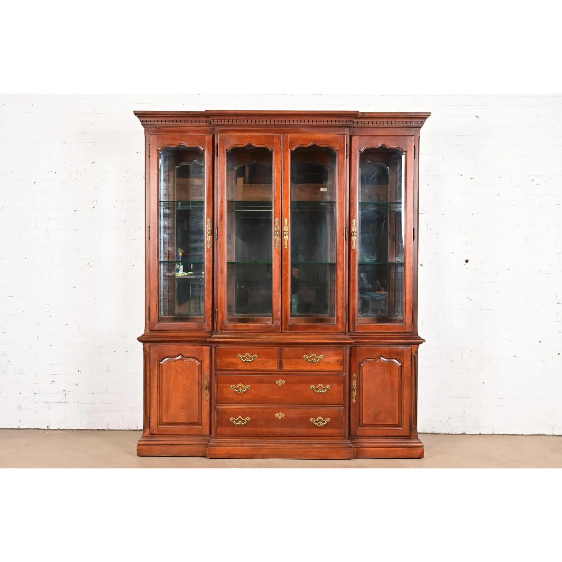 Uno splendido mobile libreria, una vetrina o un mobile da pranzo illuminato in stile georgiano o Chippendale.

Da Thomasville

USA, circa anni '1980

In legno di ciliegio intagliato, con ante e lati in vetro, interno posteriore a specchio e