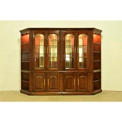 Librería Thomasville Georgiana de madera de cerezo tallada con frente de separación iluminado