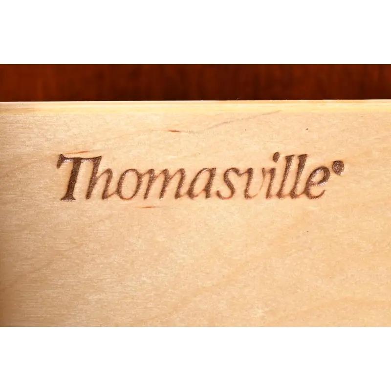 Thomasville Armadio libreria a parete con fiamma intagliata in mogano illuminato in vendita 4