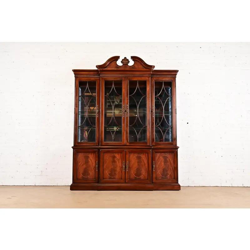 Una splendida libreria o mobile da pranzo illuminato in stile georgiano o Chippendale

Da Thomasville

Stati Uniti, fine del XX secolo

Mogano intagliato a fiamma, con intarsi in legno di raso, ante a bifora, schienale a specchio e ferramenta