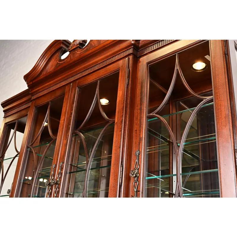 Thomasville Armadio libreria a parete con fiamma intagliata in mogano illuminato in vendita 1