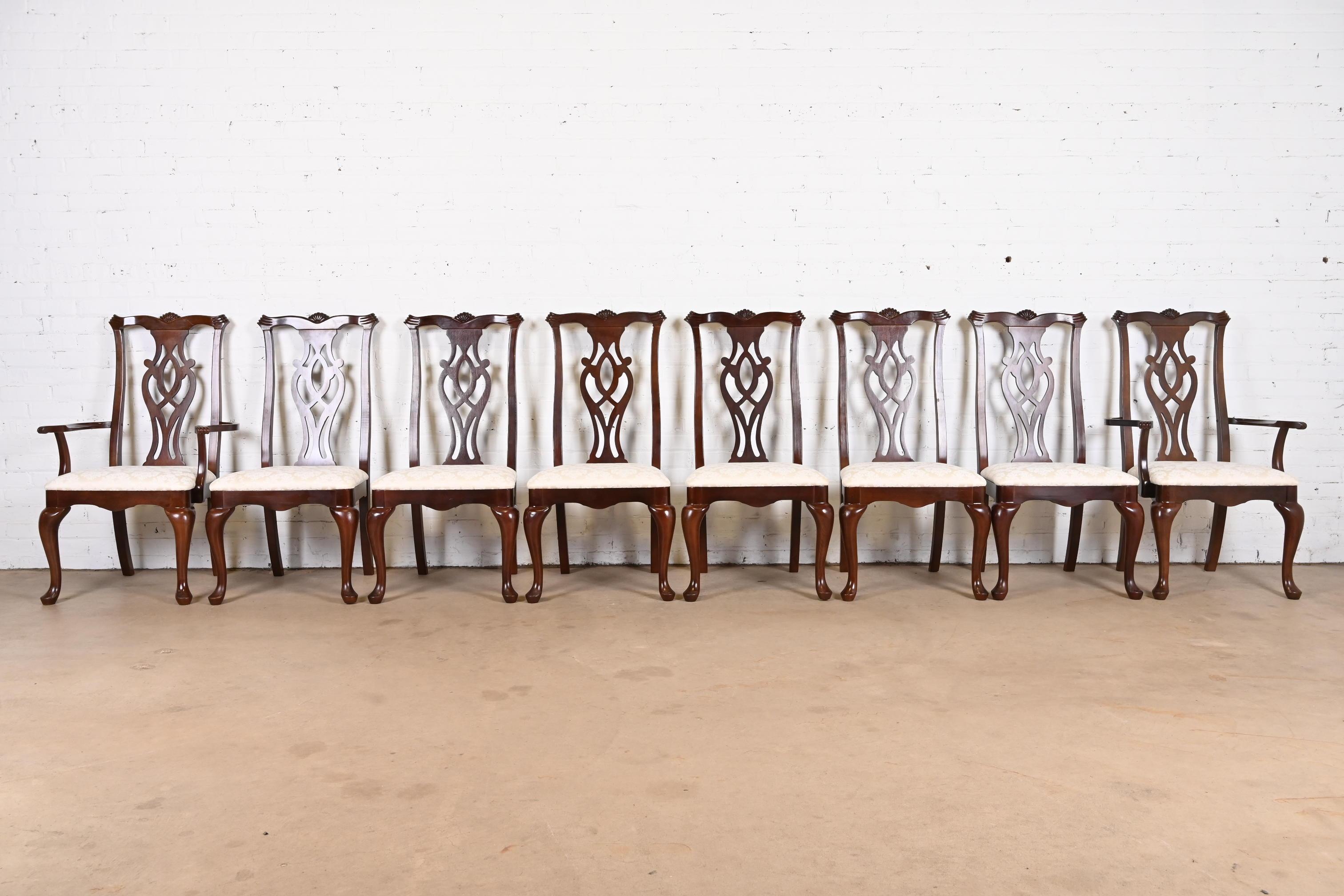 A gorgeous set of eight Georgian or Chippendale style dining chairs

By Thomasville

USA, Circa 1980s

Carved mahogany frames, with ivory damask upholstered seats.

Measures:
Side chairs - 21.5