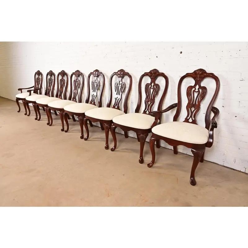 Uno splendido set di otto sedie da pranzo in stile georgiano, chippendale o Queen Anne

Da Thomasville

Stati Uniti, fine del XX secolo

Telaio in mogano intagliato, con sedili imbottiti.

Misure: 
Sedie laterali - 21,13 