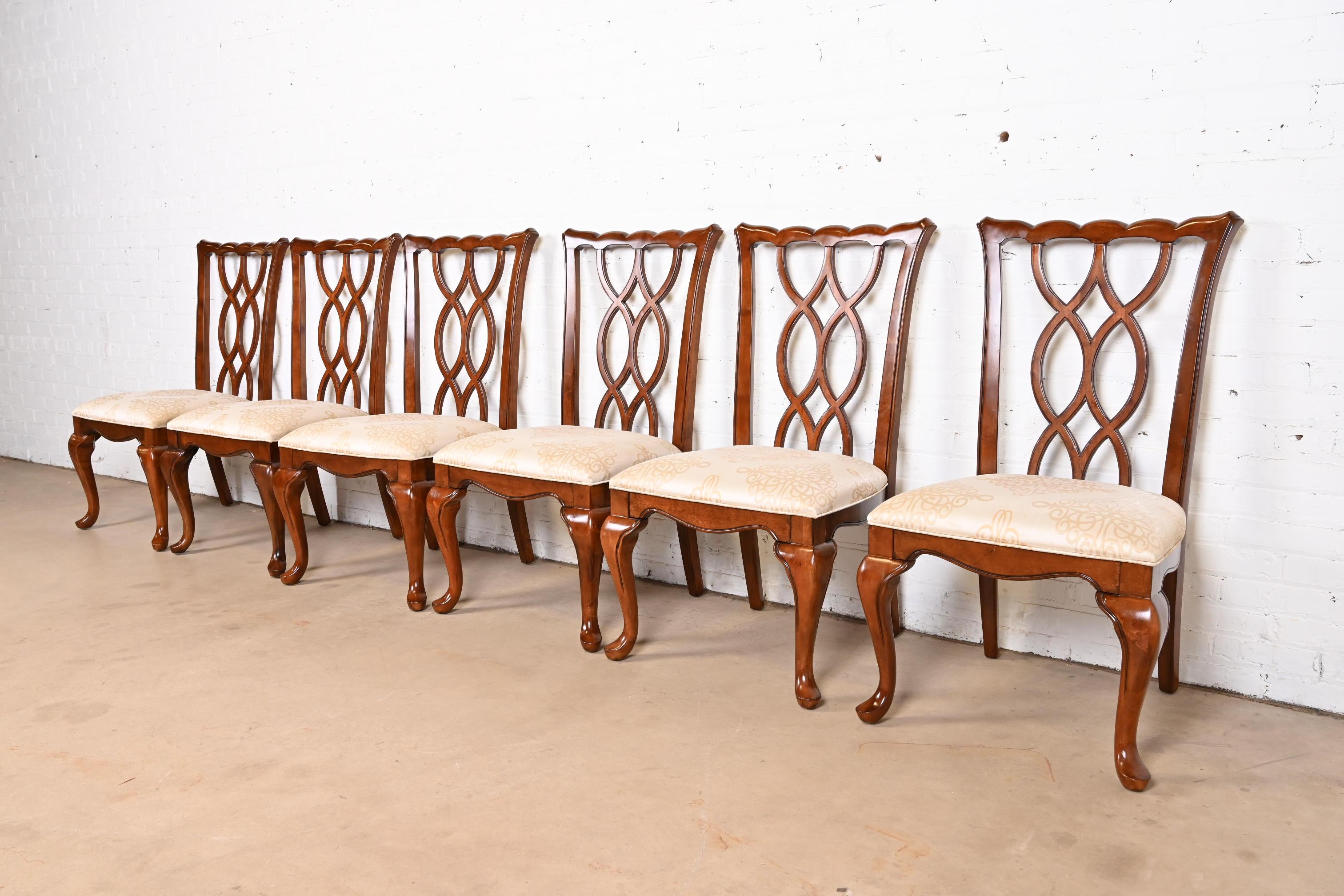 A gorgeous set of six Georgian or Chippendale style dining chairs

By Thomasville

Early 21st Century

Carved mahogany frames, with ivory upholstered seats.

Measures: 23.5