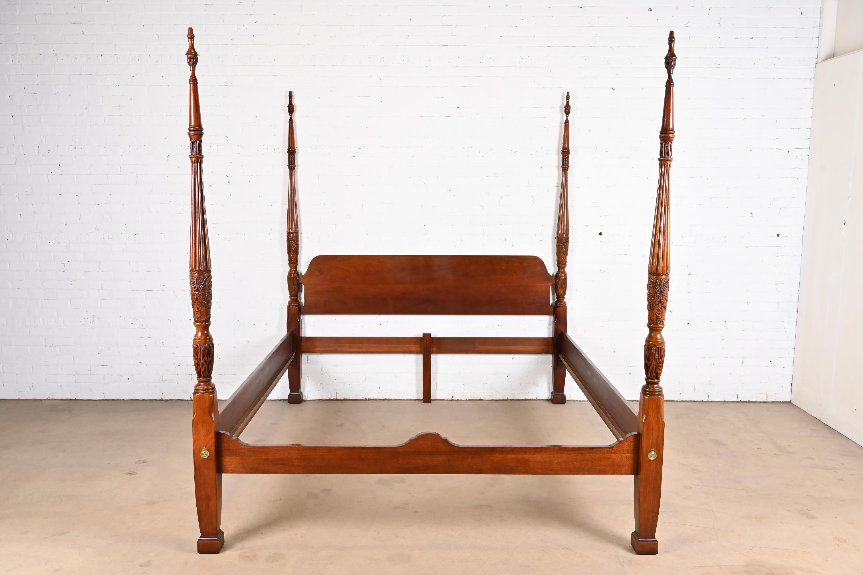 A gorgeous Georgian or Chippendale style four poster king size bed

By Thomasville

USA, Late 20th Century

Carved solid mahogany, with brass accents.

Measures: 79.5