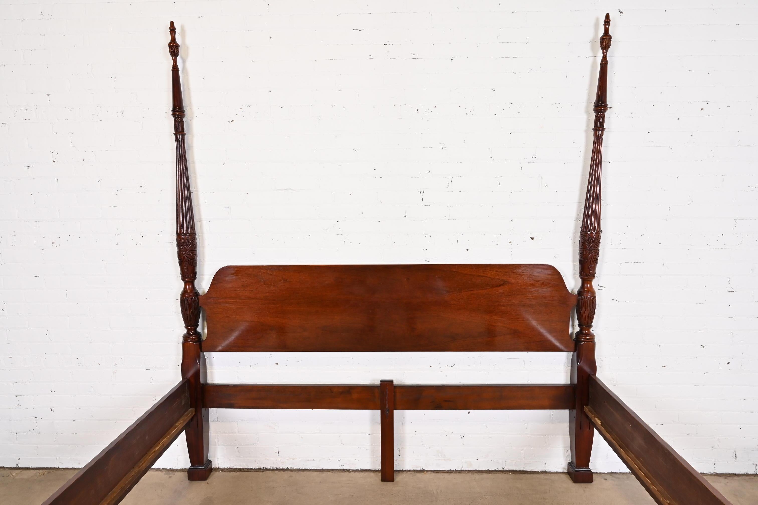 Thomasville Georgian Carved Mahogany King Size Poster Bed In Good Condition In South Bend, IN