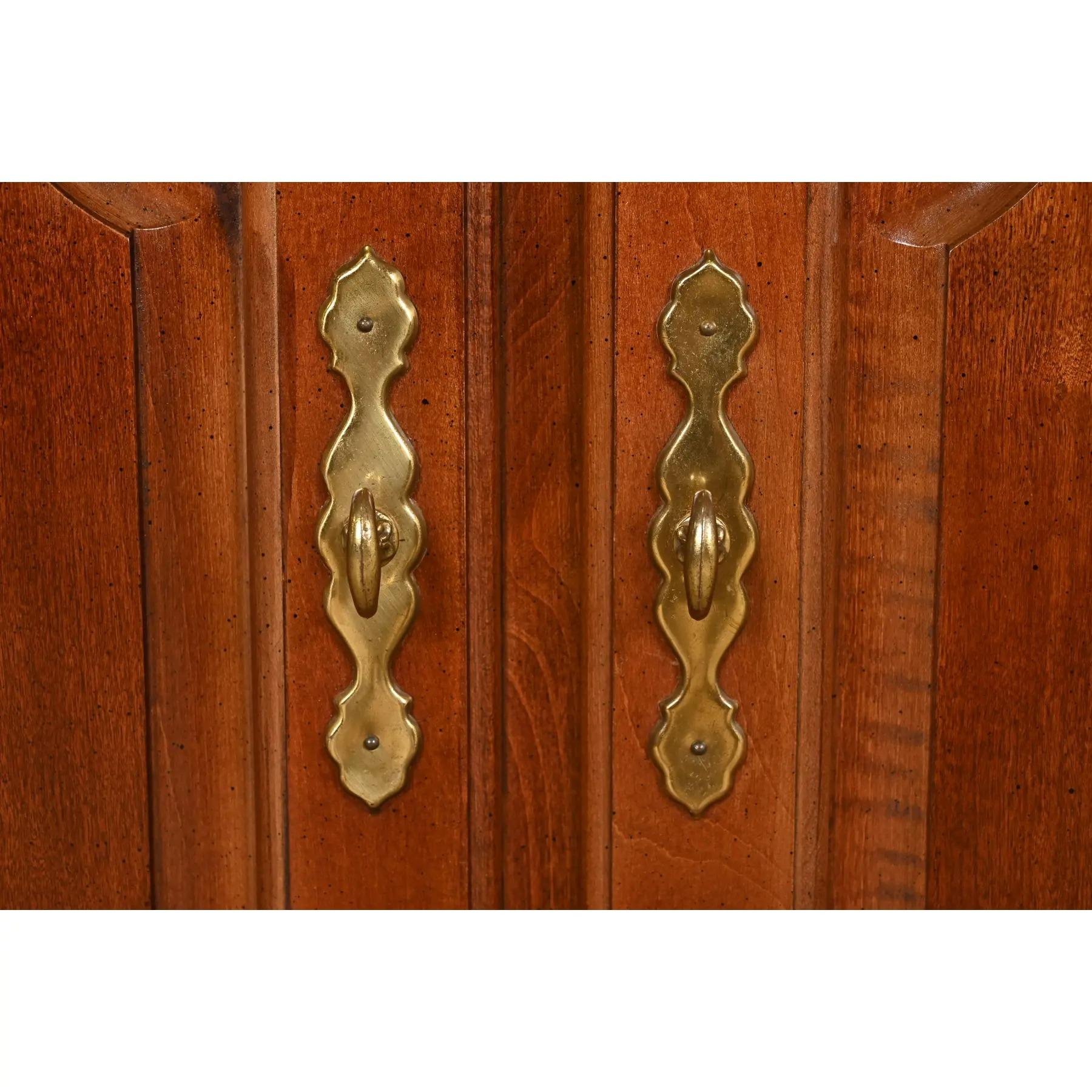 Thomasville Georgian Cherry Wood Sideboard Buffet oder Bar Schrank im Angebot 4