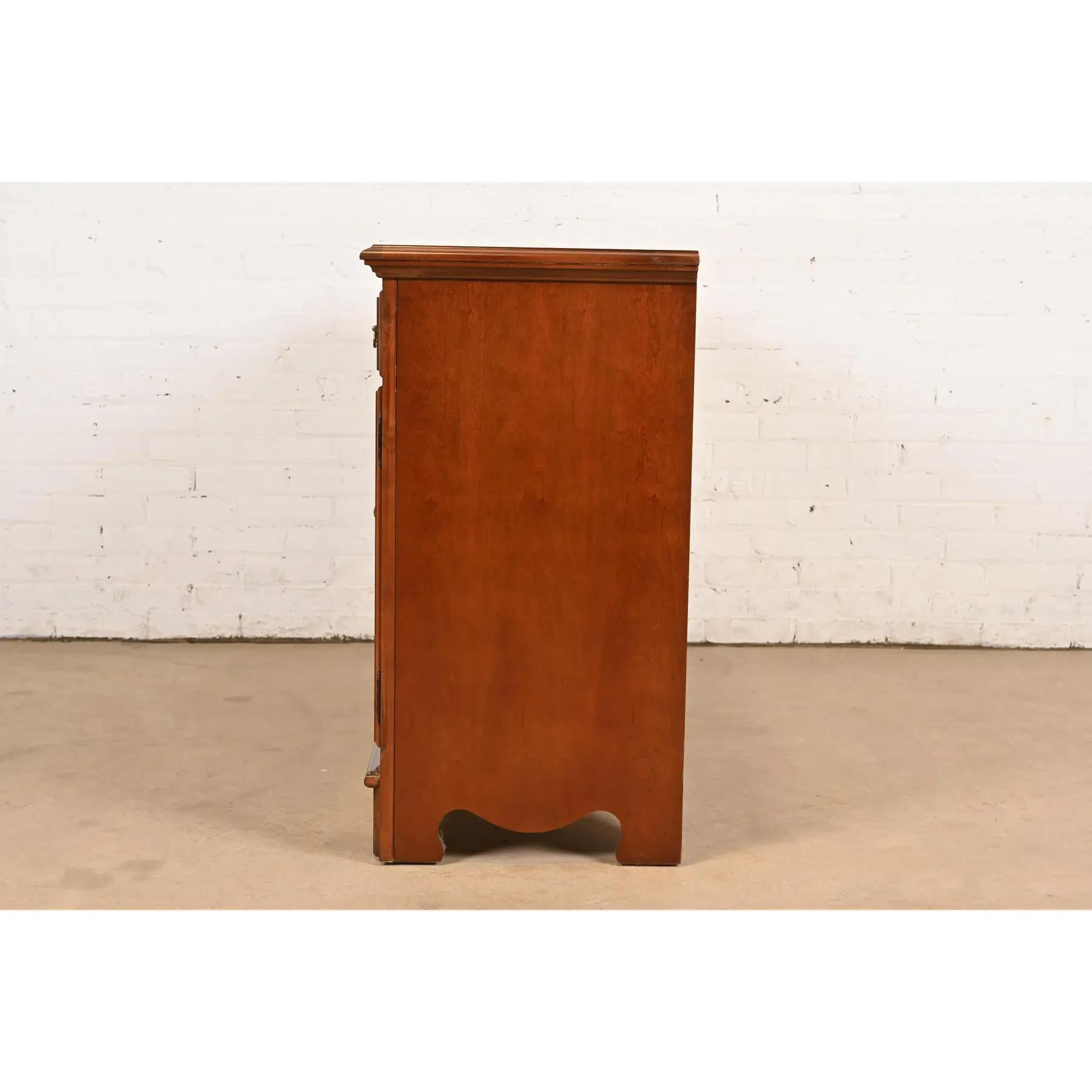 Thomasville Georgian Cherry Wood Sideboard Buffet oder Bar Schrank im Angebot 5