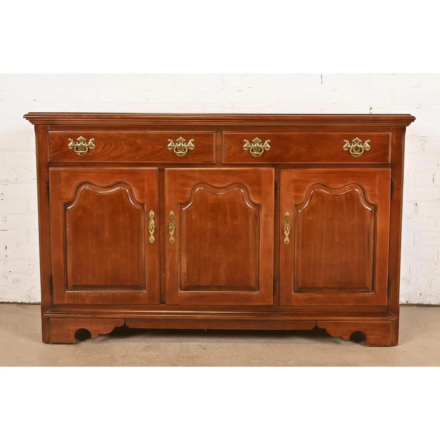 Eine schöne Anrichte im georgianischen oder Chippendale-Stil, ein Buffet-Server oder ein Barschrank

von Thomasville, Collection'S 